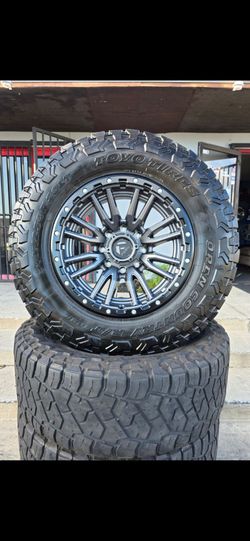 20x10 Fuel Rebel rims w/ 37x12.50R20 Toyo RT Trail tires