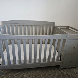 Delta Children Mason Convertible Cradle 6-in-1 with Changer, Grey