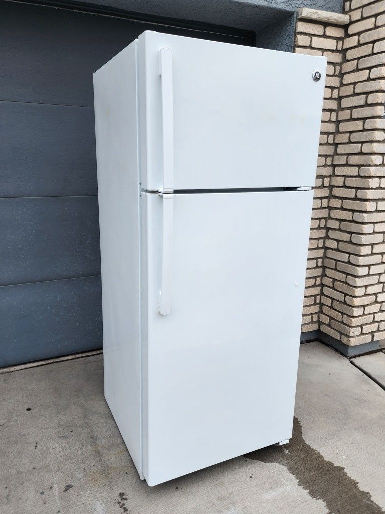 "GE'' TOP BOTTOM FRIDGE LIKE NEW OF
24.6 cu ft FOR $ 360 WITH 3 MONTHS OF WARRANTY DELIVERY & INSTALLATION FREE