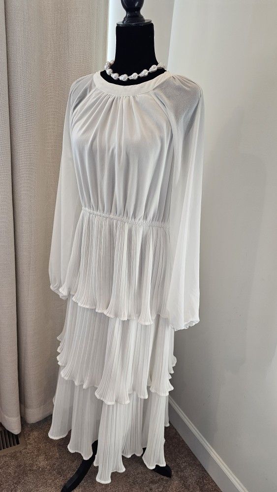 White pleated tiered maxi dress – size L