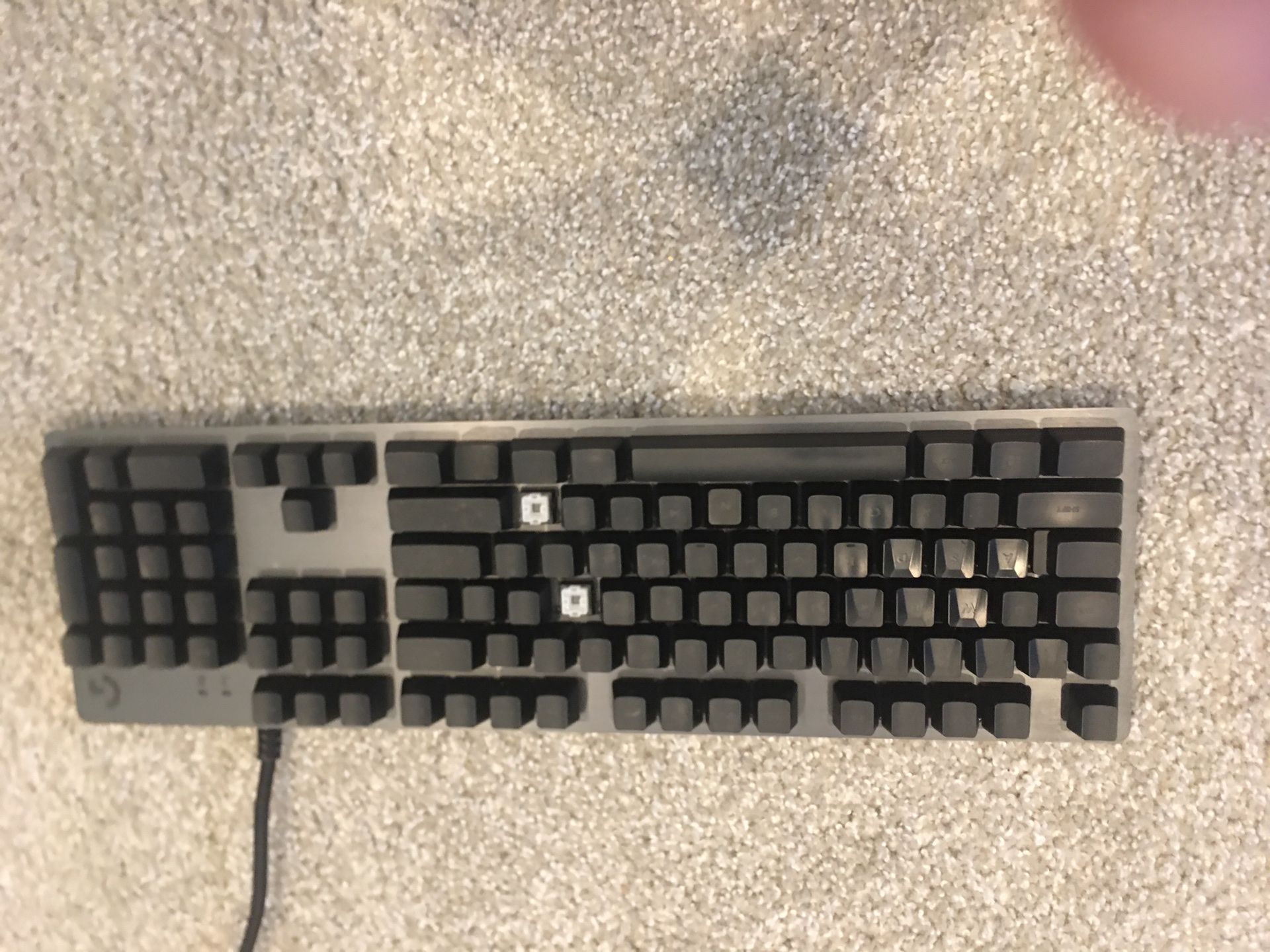 Logitech Keyboard Romer G switches MISSING KEYCAPS AND CROOKED KEYS