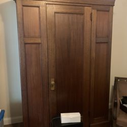 Walk In Armoire 