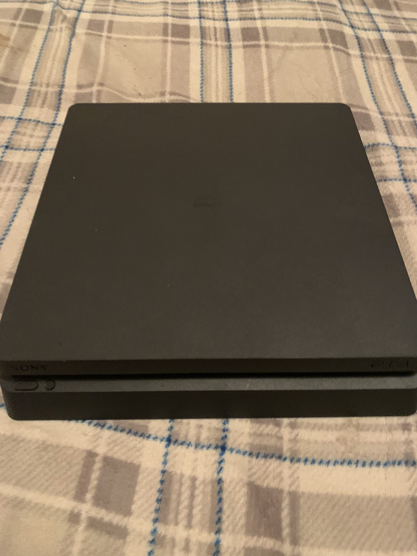 PlayStation 4 Slim (1tb) (Disc Tray Doesn’t Work but is usable)