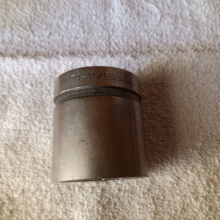 1 " 11/16 Socket