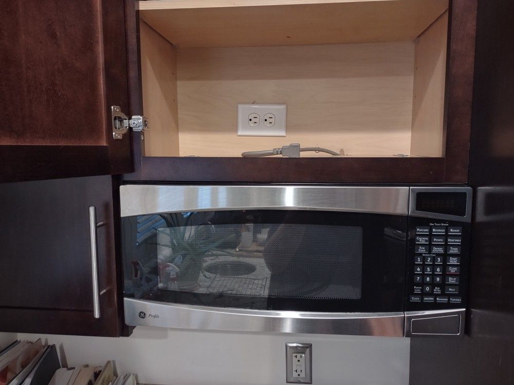 $50 - USED - Microwave - GE Profile - Model PEM31SFSS - Profile 24 Inch Wide 1.1 Cu. Ft.