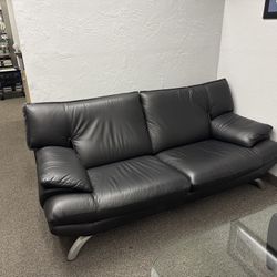 Modern Black Leather Couch Excellent Condition, Deep