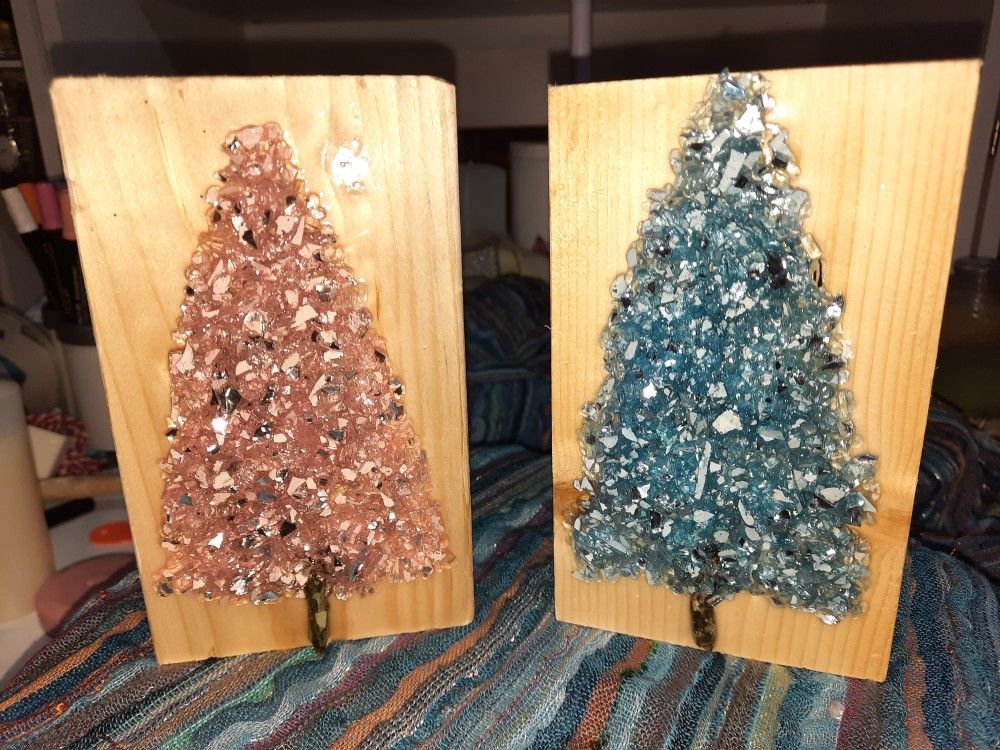 Crushed glass Christmas tree shelf sitter