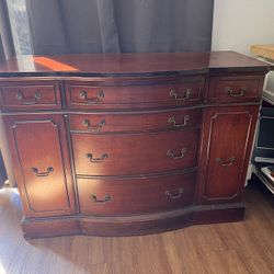 Vintage Mahogany Sideboard – Elegant & Functional!