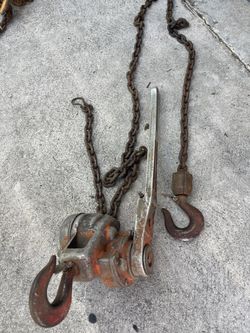 1 1/2 Ton Chain Hoist (Functional)