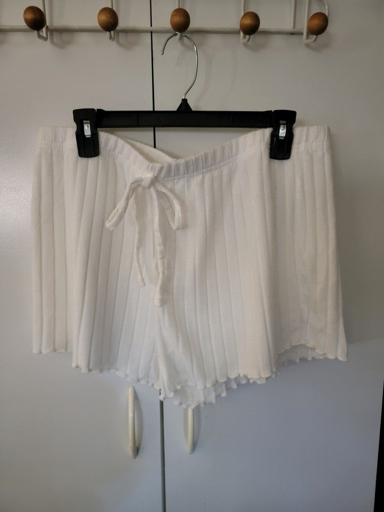Pair of white ribbed shorts with a drawstring waist and scalloped hem Size 2XL
