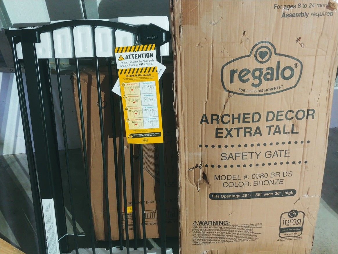 New Regalo Arched Tall Locking & Swinging Baby Gate - Bronze