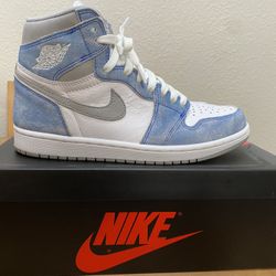 Jordan 1 Highs “Hyper Royal” Size 8M