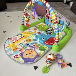 Fisher-Price Baby Gift Set Deluxe Kick & Play Piano Gym, Playmat & Musical Toy with Smart Stages Learning Content 