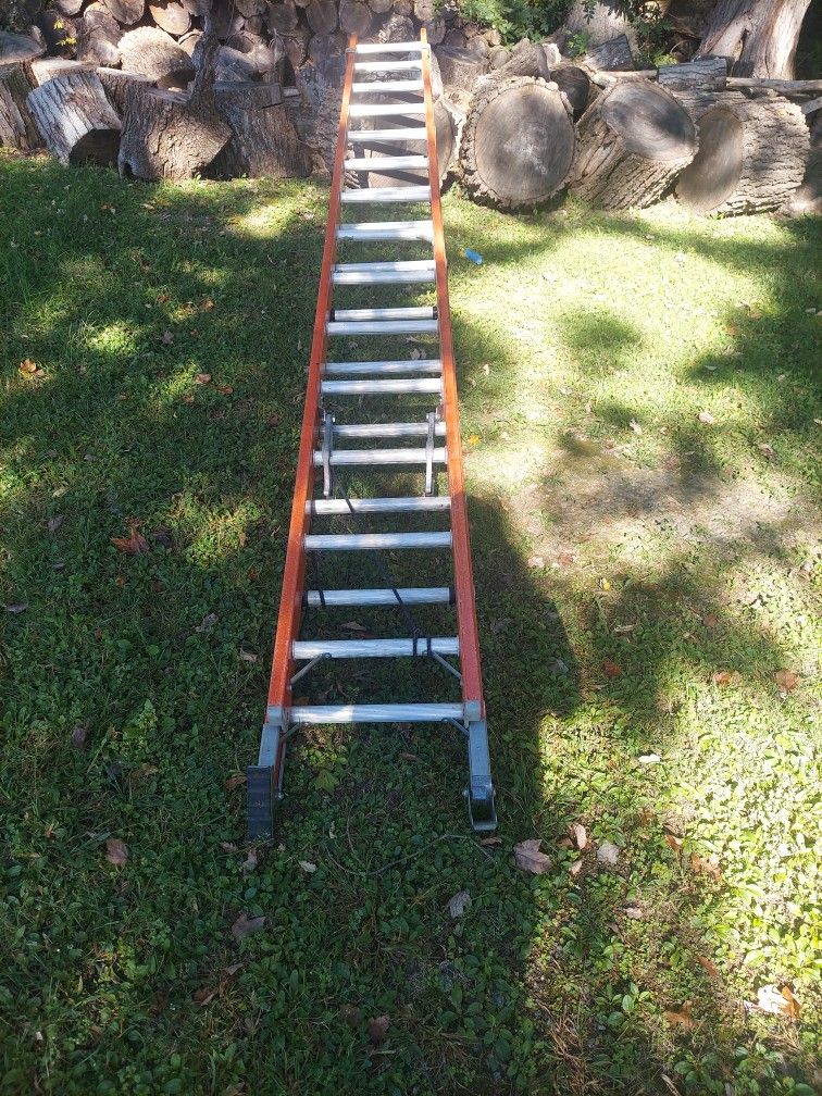28 Foot. Fiberglass, extension ladder. Louisville.