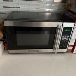 Black & Decker Microwave 17”W x 11.5”D x 10”H