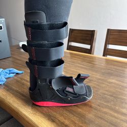 Walking Boot -Right Foot Size Med