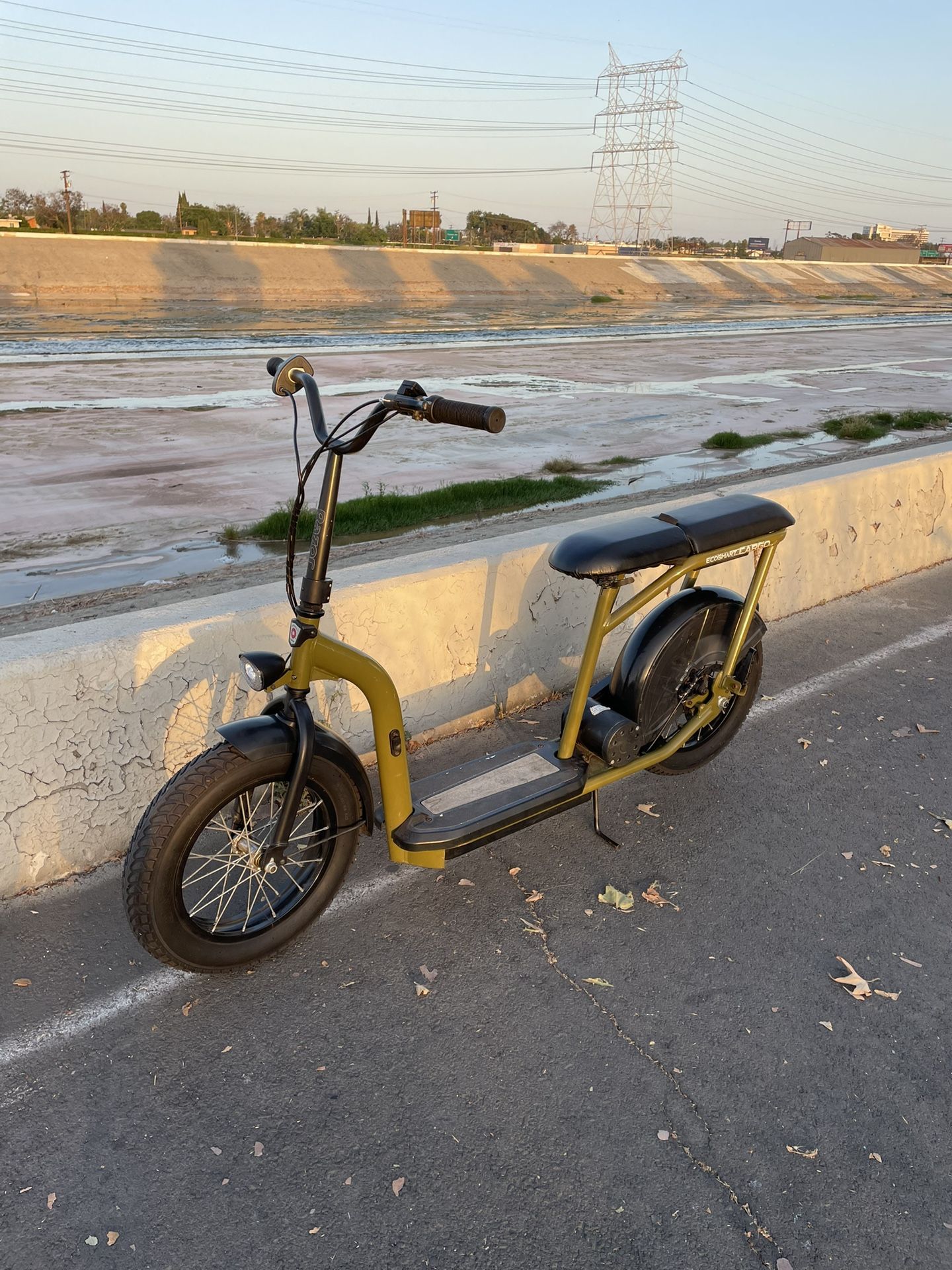 Sound Like Amazing like Mini Bike pull Nice 20mph 30miles range. Like Brand New Electric Scooter E-scooter ebike e-bike razor Brand Worth $1500!