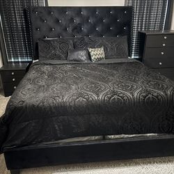 King Bed with both dressers and mattress