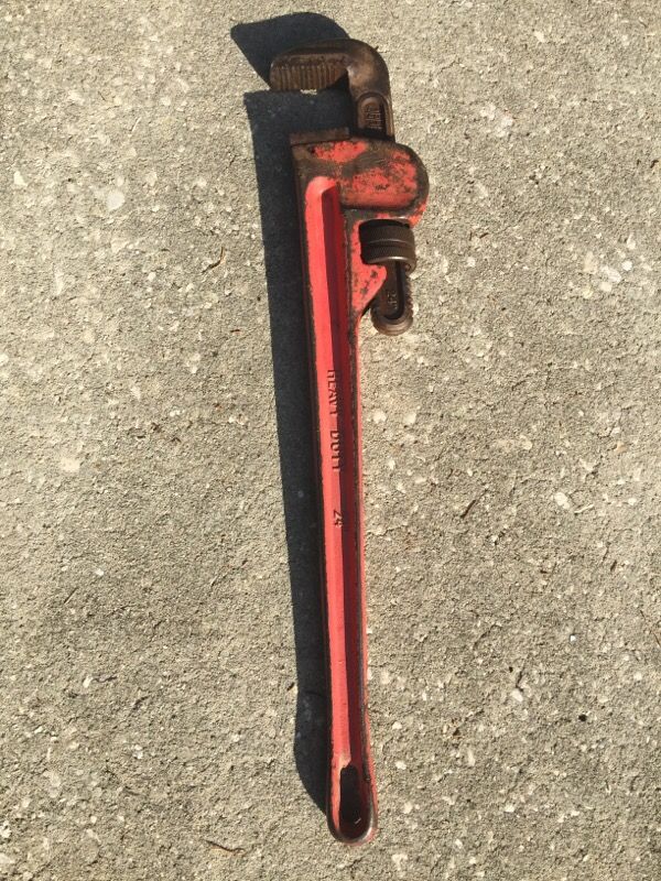 24" heavy duty pipe wrench