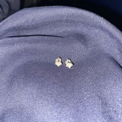 14kt White Gold Diamond Earrings 