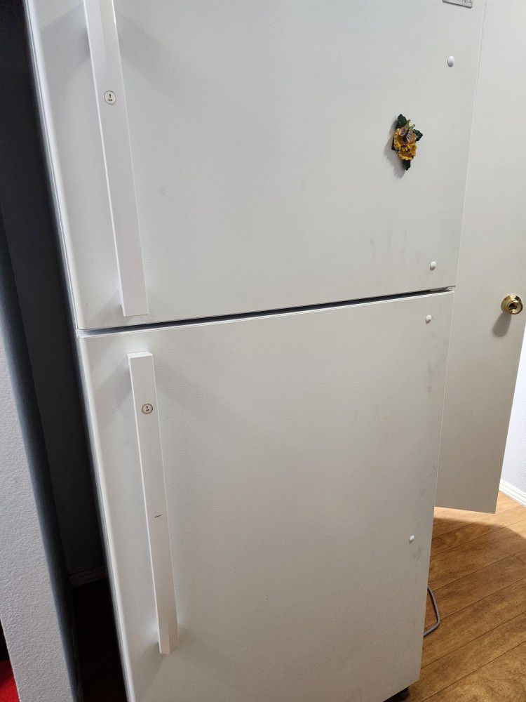 White Refrigerator Top Freezer 