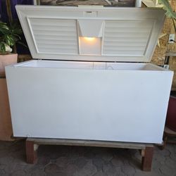 Se bende Una Parrilla Para Asar Carne Y Tambien Tiene Horno Para Poner Un Chivo Completo  O Para Un Cerdo Entero Y lo tengo En Un Muy buen Precio por$