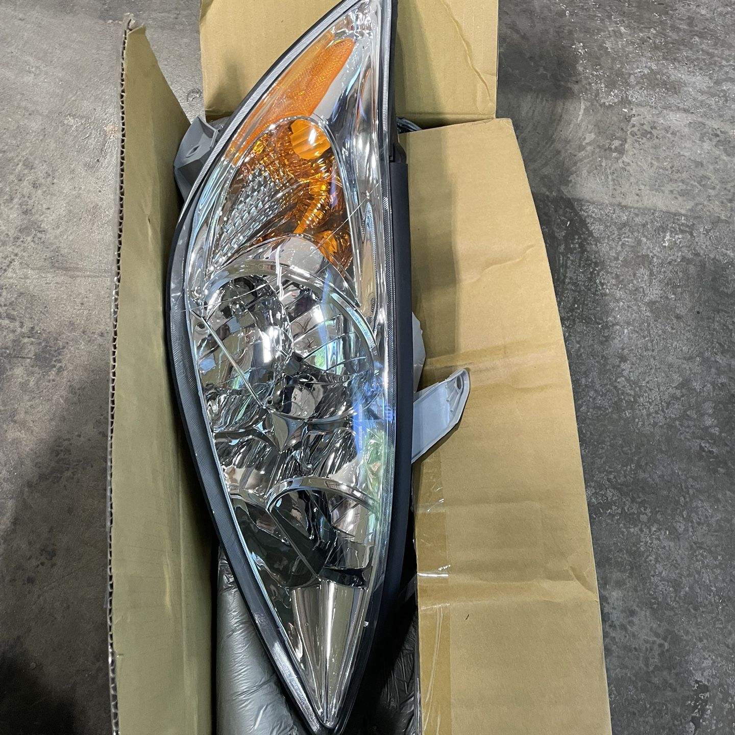 A Passenger Side Headlight For Toyota Camry LE/XLE Models 2002 2003 2004