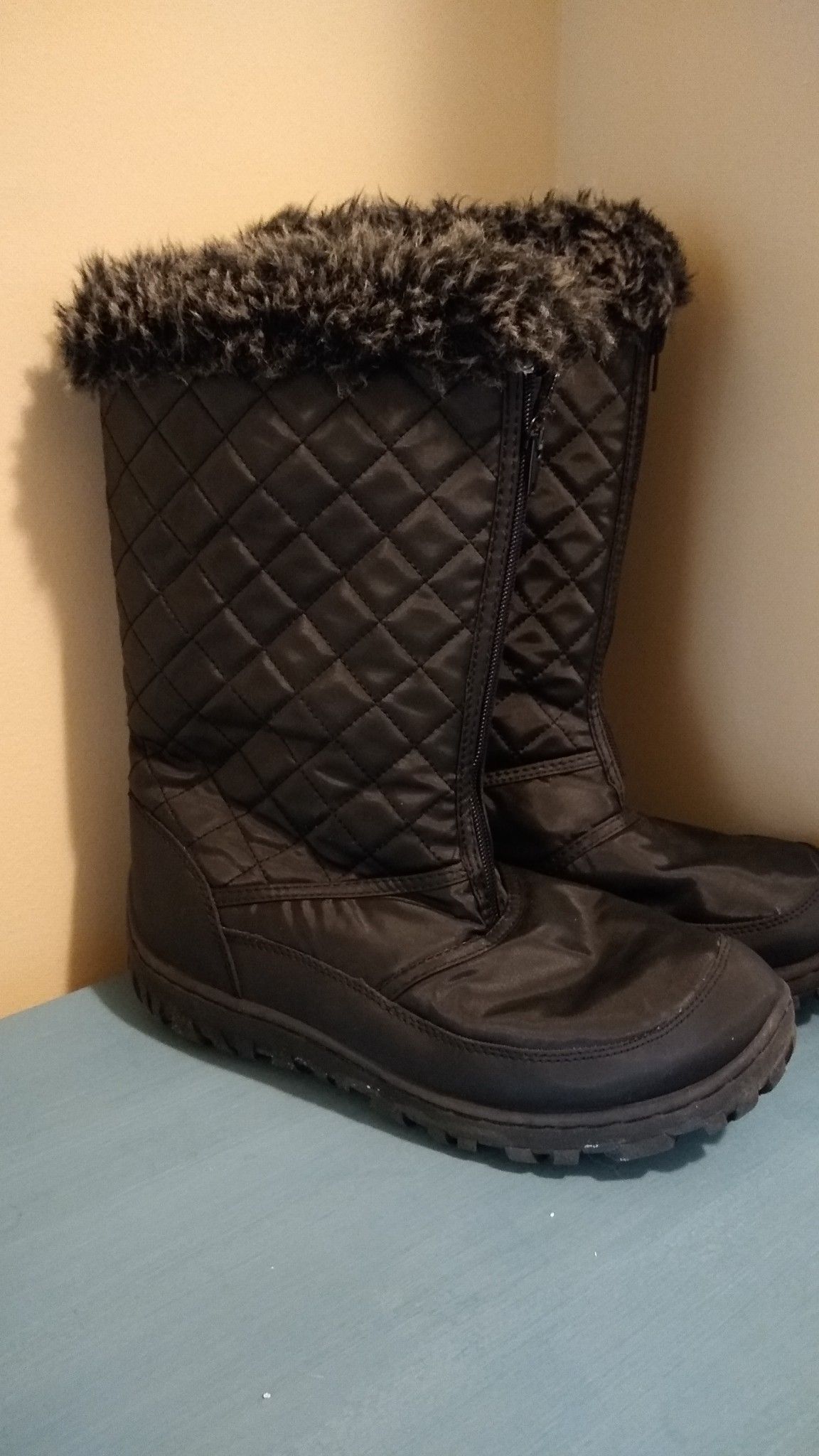 Women Black Snow Boots size 9