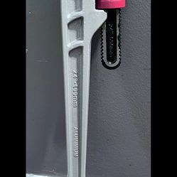 Husky 24 in. Aluminum Pipe Wrench with 2-1/2 in. Jaw Capacity WG-40A-24AL