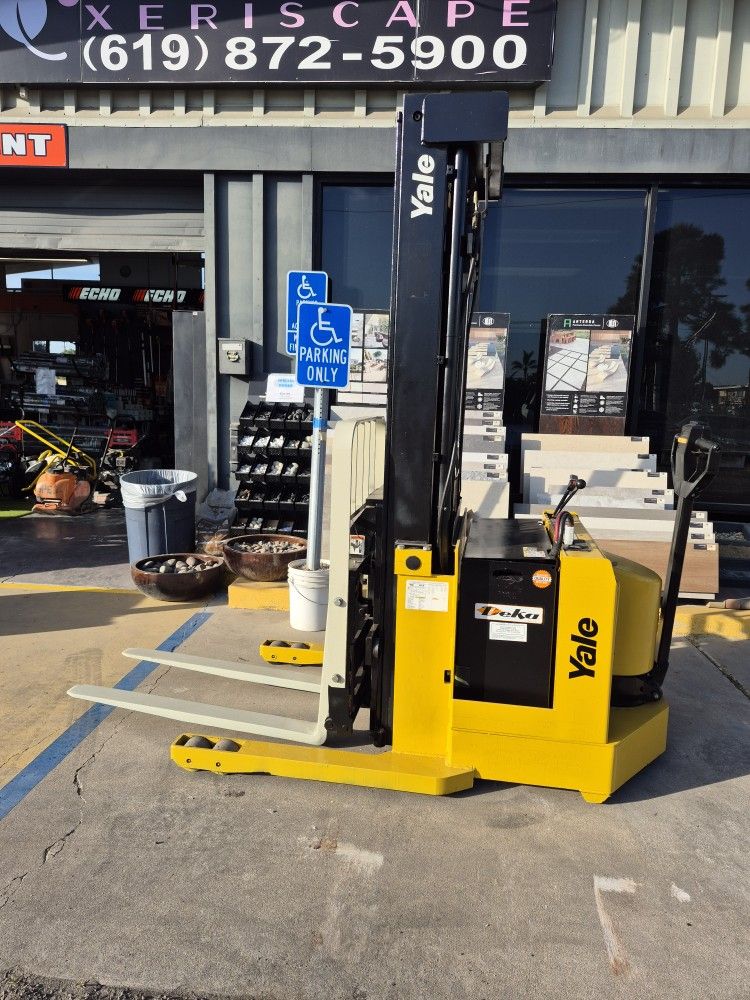 ** Yale 3k Walkie Stacker With Reach **