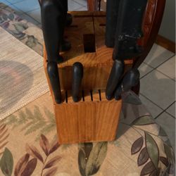 Cuchillos  La Madera Donde Se Ponen Esta Dañada  $8.00