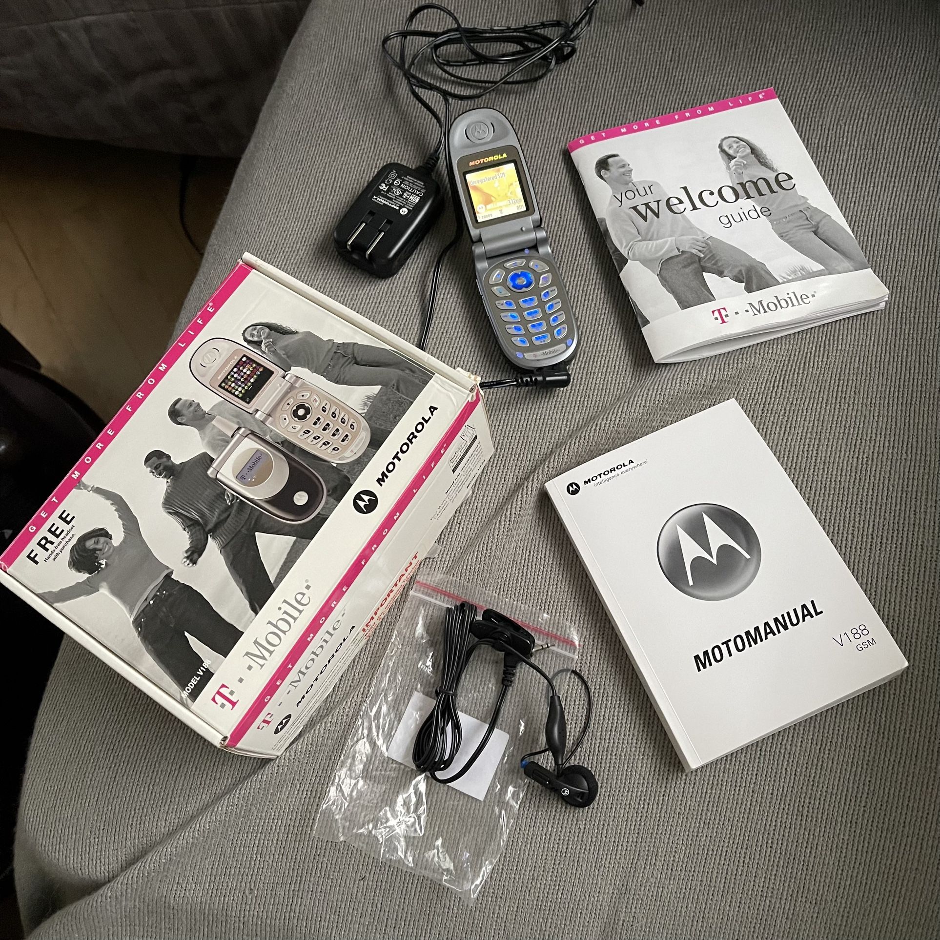 Motorola V188 Vintage Cell Phone with Box Charger & Manual