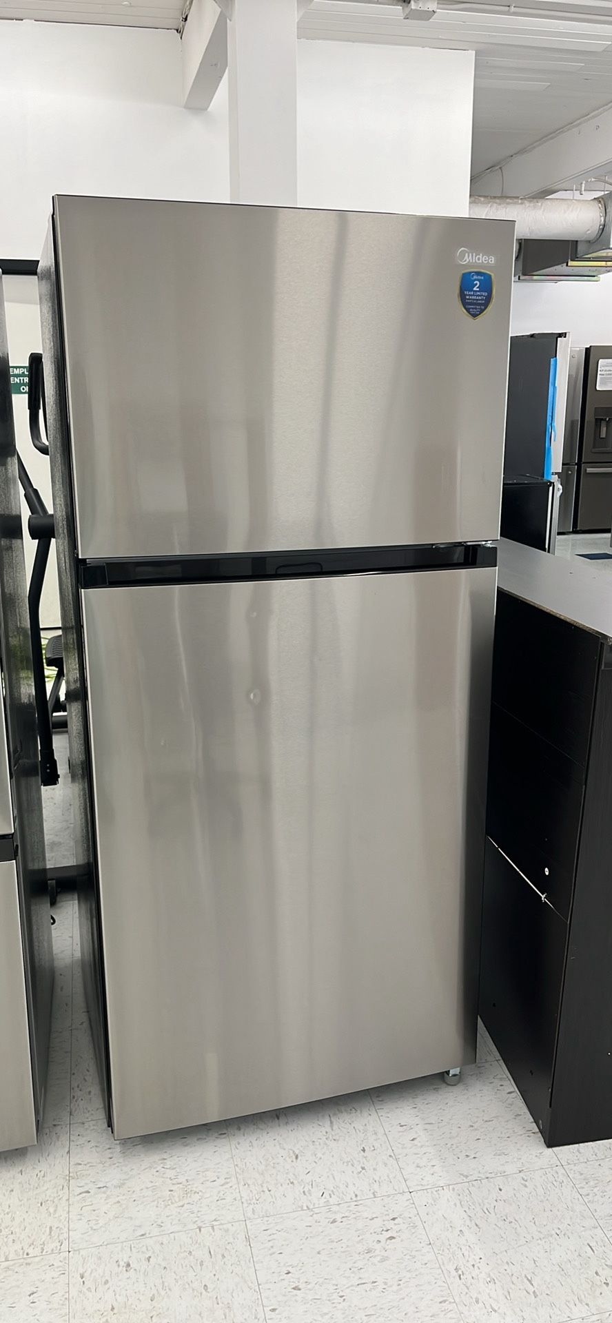 💥Great Deal💥 Midea 18 cu. ft. Top-Freezer Refrigerator with Humidity-Controlled Crisper Bins
