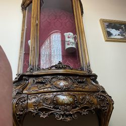Antique Curio Cabinet In Excellent Condition 