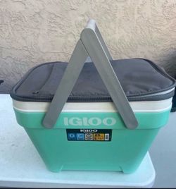 Igloo 25 QT Hard Sided Ice Chest Cooler, Green