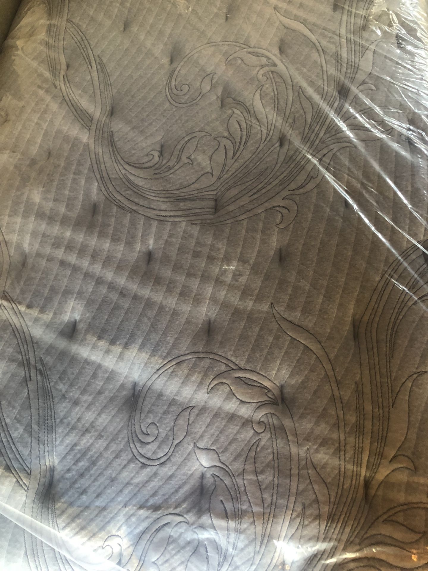 King Simmons Beautyrest Black Mattress for Sale in Chicago, IL OfferUp