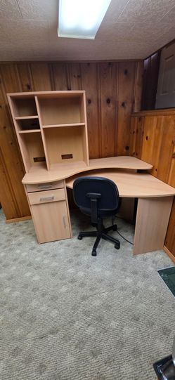Corner computer desk