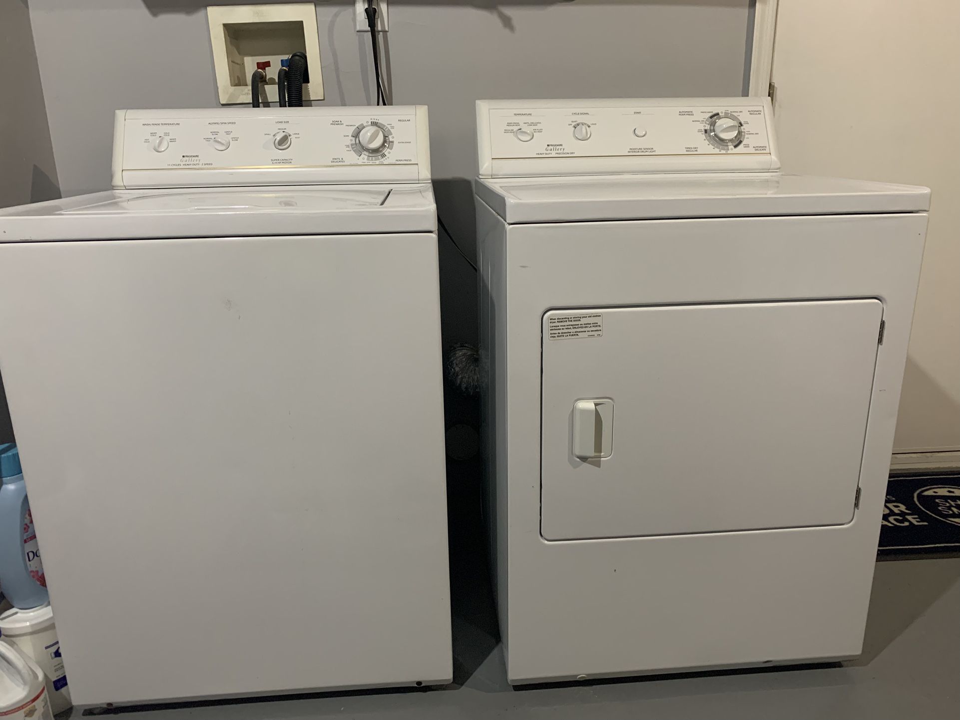 Frigidaire Gallery 27in Washer and Gas Dryer