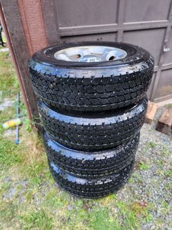 255/75/17 4 like new tires and alloy wheels 2000 Navigator