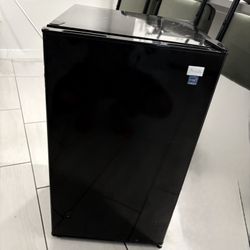 Avanti Mini Fridge 
