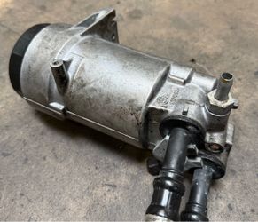 BMW E39 540i ENGINE OIL FILTER HOUSING W/ LINES