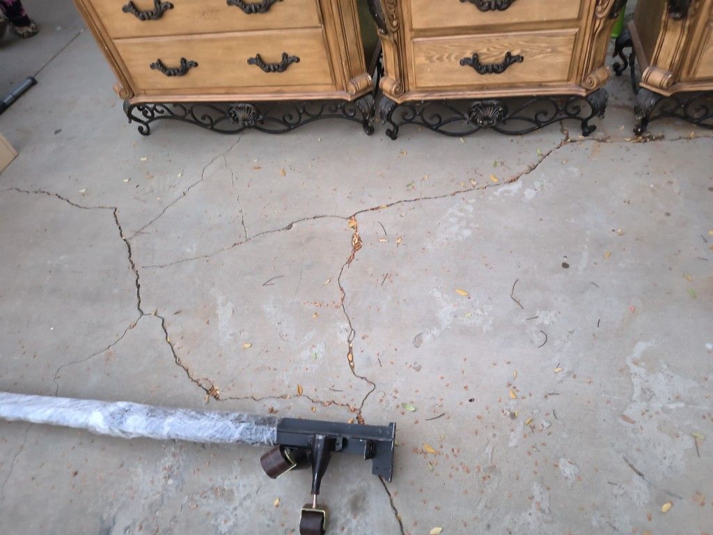 Heavy Duty Antique Dresser Set With Lamps