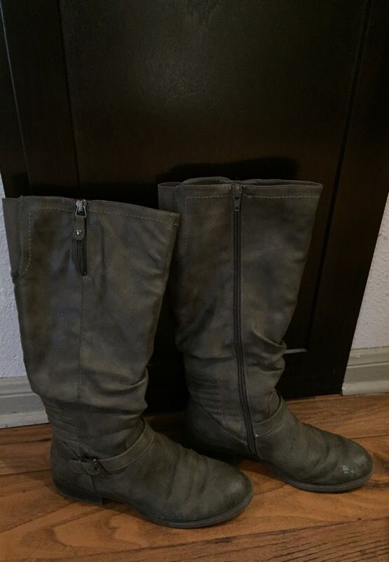 Grey Women’s size 7 boots. Some peeling on the right boot. $10 or best offer.