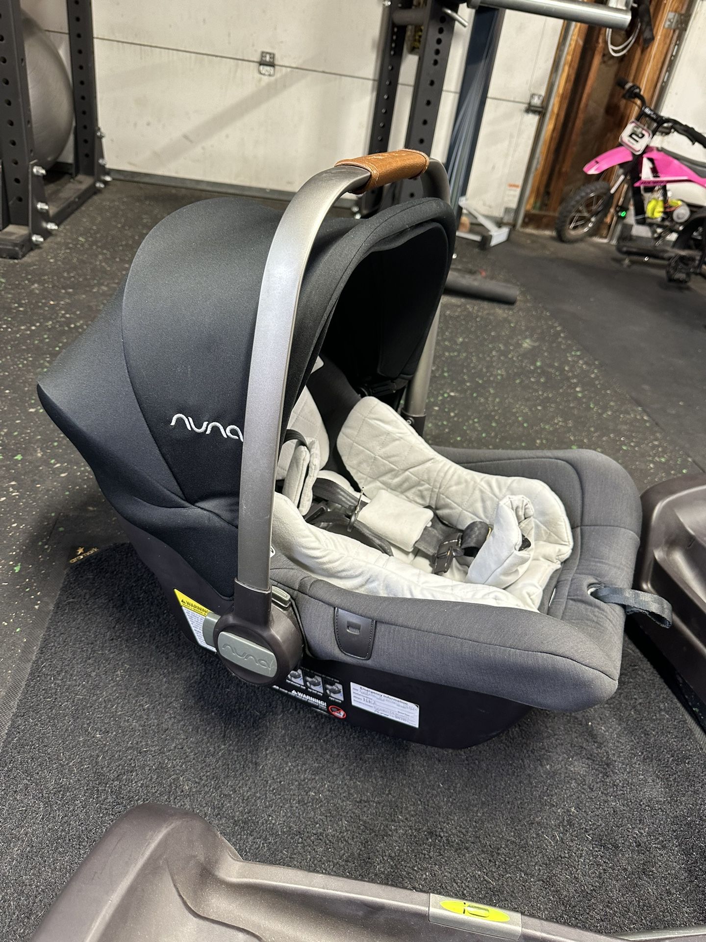 Nuna Pipa Lite Car Seat W/ Infant Insert & Bases