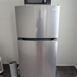 Refrigerator - 27.6 in. 14 cu. ft. Top Freezer