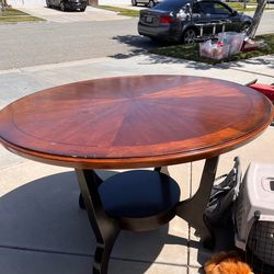 Round table (brown)