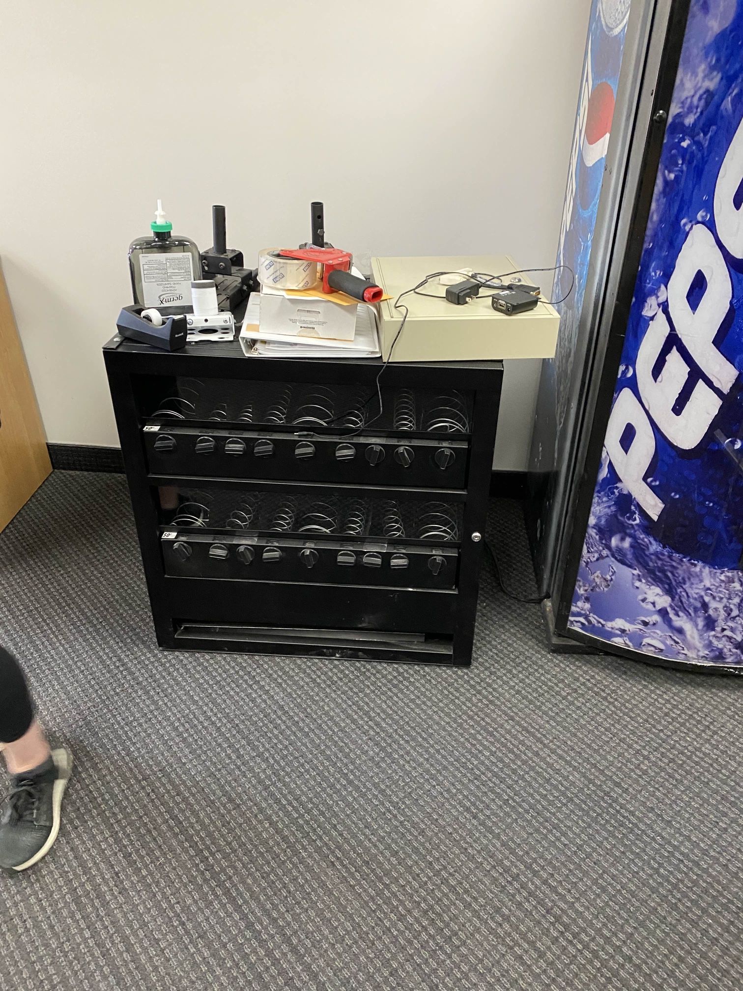 $100 - Mechanical Vending Machine and rolling cart with free delivery 🚚