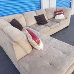 Beautiful sectional couch ๐๏ธ very clean