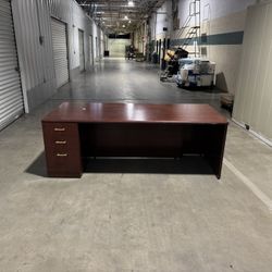 📣 MASSIVE EXECUTIVE OFFICE DESK – PRICED TO MOVE! 🔥