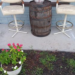 Barrel & Stools 